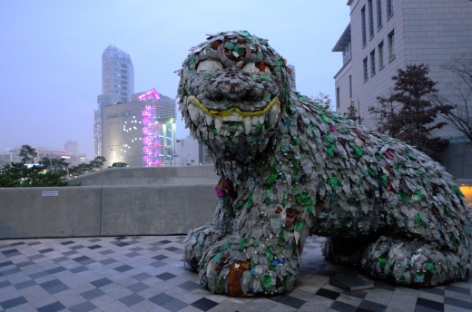 DDP외부의 설치미술. 해태상은 화신(火神)을 막기 위함이다.