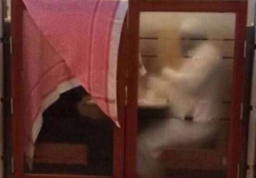 한 사우디 부부가 불투명한 유리로 된 칸막이 안에서 식사를 하고 있다. 그런데 남편이 부인의 실루엣이 보이지 않도록 스카프로 가렸다. 다른 남성이 아내를 볼 수 없도록 차단한 남편의 질투 어린 행동일까, 아니면 그에게 아내는 들켜선 안 되는 감춰야 하는 존재일까.