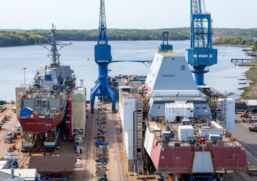 건조 중인 이지스 구축함(左)와 줌왈트급(右)의 크기 비교(출처= 배스아이런웍스(Bath Iron Works) 조선소 홍보용 사진)