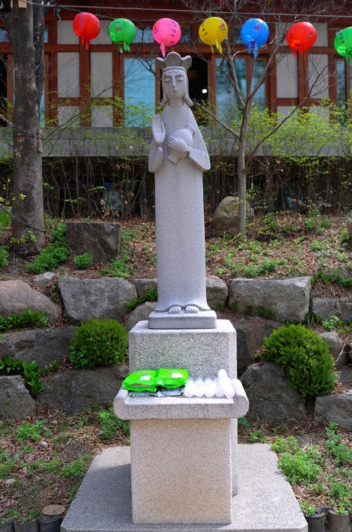 최종태 작가의 관음보살상. 독실한 카톨릭 신자인 최종태 작가가 종교의 화합이라는 의미로 만들었다.