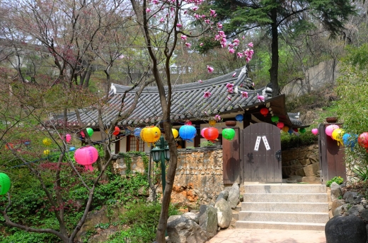 법정스님의 진영각. 이 소박한 공간 속에서 법정스님은 자신의 무소유 철학을 실천했다.