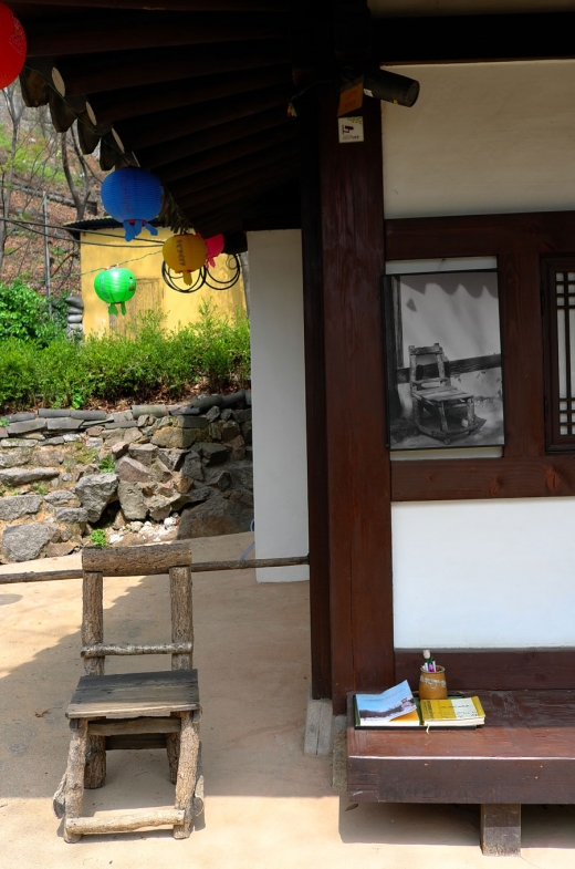 진영각 내에 있는 낡은 의자. 비어 있지만 마음으로는 꽉 찬 무소유의 정신이다.