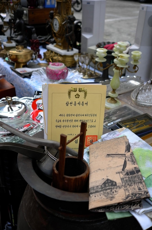 한 때 누군가의 자존심이었던 참전용사증. 이 증서를 얻기 위해 20대 청년은 베트남 정글을 헤치며 다녔을 것이다.