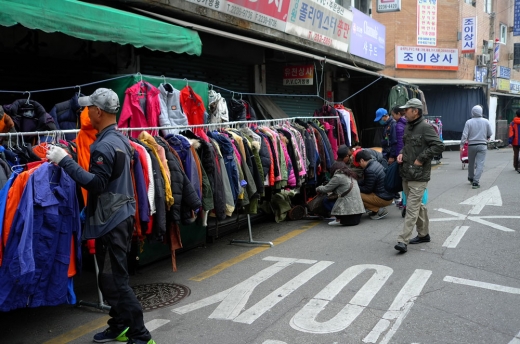 동묘 근처 구제 옷 시장거리. 한 벌당 1000원에서 8000원까지. 불과 3만원이면 한 겨울 버틸 수 있는 옷가지들을 장만할 수 있다.
