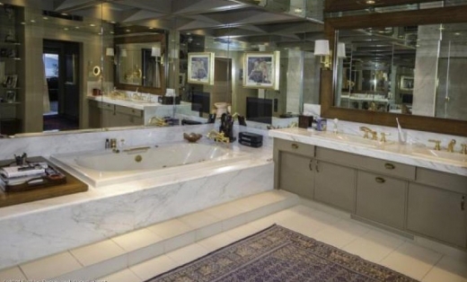 이 저낵의 화장실이 이 정도 수준이다.