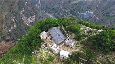 절벽 위에 만들어진 마을 모습. 절벽 위에 만들어진 마을 모습.