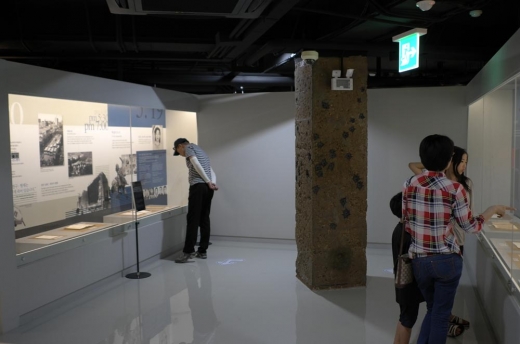 관람객들이 기록관에 전시된 5·18 관련 사적들을 살펴보고 있다. 전시된 기록물들이 대개는 문자 텍스트가 많아서 보는 데 의외로 시간이 많이 걸릴 수도 있다.