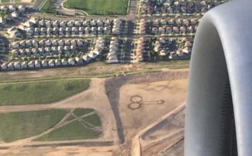 실소를 머금으면서도 두 번 세 번 원래 사진을 다시 찾아볼 수밖에 없다.