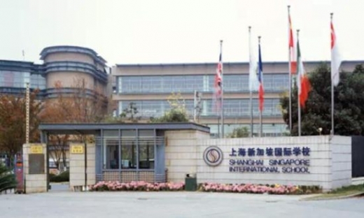 상하이 소재 싱가포르 국제학교, 연간 학비가 16~20만 위안으로 기타 국제학교 대비 저렴한 반면 영어 기반에 중국어 비중도 높다.