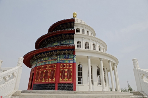 가운데에서 보면 백악관과 베이징의 천단을 절묘하게 합쳐놓은 건물임을 알 수 있다.