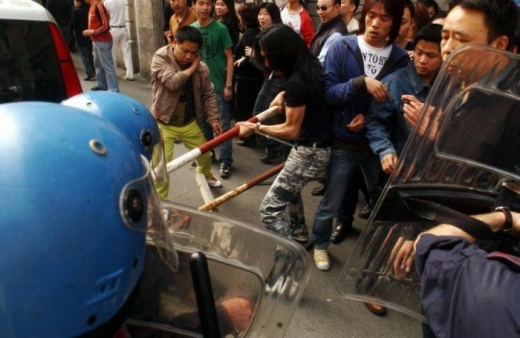 현지 언론 Milanese에서 공개한 사진. 2007년 4월 밀라노에서 일어난 중국인들의 집단 저항의 모습. 이런 크고 작은 마찰들이 차이나타운의 증가로 맞물려 이탈리아 내에서 계속 일어나고 있다.