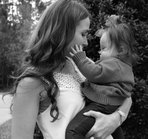 딸 에미를 안고 있는 베이커.