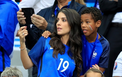 바카라 사냐의 아내와 아들