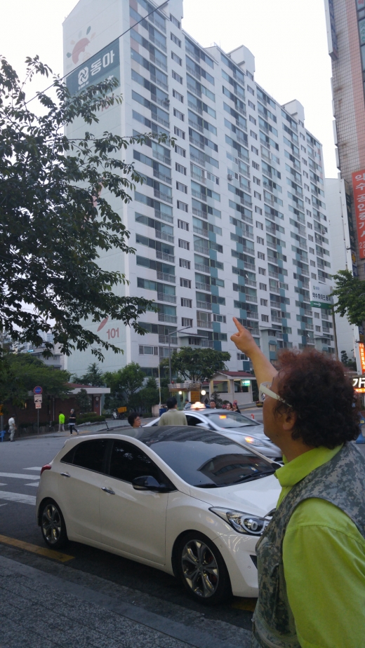 허준씨가 약수동에서 UFO를 목격한 순간에 대해 설명하고 있다.