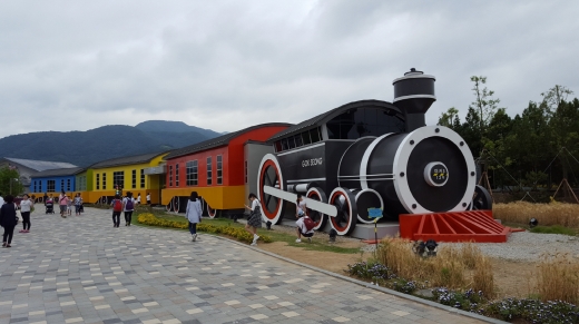 현재 곡성은 기차라는 특색으로 지역이 관광명소화를 꾀하고 있다. 사진 속 기차 모형시설은 어린이 체험시설로 활용되고 있다.
