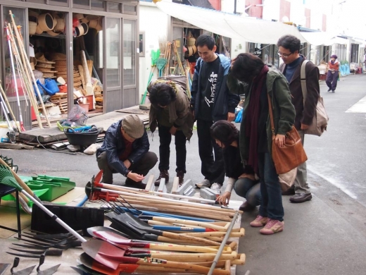 언양 장터 어귀에 있는 호미, 낫, 삽 등속의 쇠붙이를 파는 곳에 시인들의 발길이 멈춰 섰다. 왼쪽이 정일근 시인.