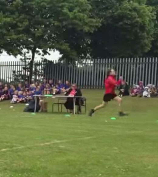 1등으로 결승선을 통과한 로리 케틀스