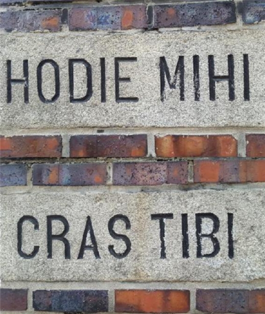 “오늘은 나 (사진 위, 입구 왼편), 내일은 너 (사진 아래, 입구 오른편)”(Hodie mihi, Cras tibi)’라는 라틴어 구절은 피할 수 없는 죽음의 의미를 다시금 일깨운다.