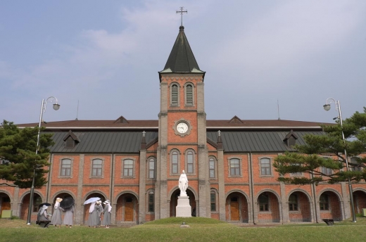 성 유스티노 신학교 기념관의 모습. 이 곳은 일반인들에게는 거의 알려져 있지는 않지만 전국적으로 많은 카톨릭 사제들이 방문하는 곳이다. 일반인들도 직접 내부로 들어가 관람이 가능하다.