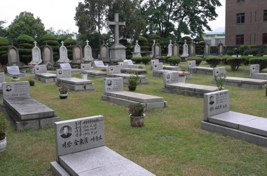 대구대교구 사제 묘역, 사진 바로 앞 묘비는 고 김수환 추기경의 형인 고 김동한 신부의 무덤이다. 이 곳에는 수많은 외국인 사제들의 무덤들도 있어 보는 이로 하여금 죽음의 의미를 되새기게 한다.