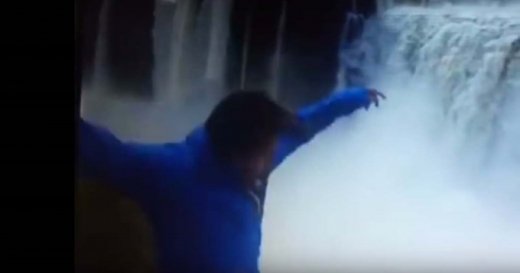 하필 폭포의 동영상을 찍고 있던 관광객의 스마트폰 앞에서 한 청년이 이과수 폭포 속으로 몸을 던지고 있다.