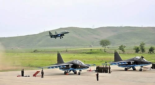 북한 공군의 MIG-29 전투기(위)와 Su-25 공격기(아래)