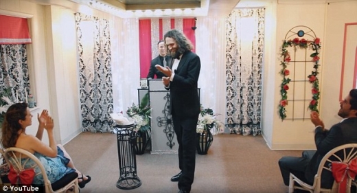 애런은 그렇게 최소한 형식적으로 완벽한 결혼식을 치렀다, 스마트폰을 신부로 맞이하는.