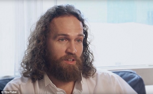 스마트폰과 결혼한 청년은 이렇게 멀쩡히 생긴 이다.