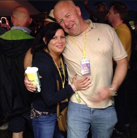 (우)마크 스코트니와 약혼자의 모습