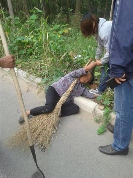 사람들이 지켜보는 가운데 손녀에게 폭행당하는 할머니.