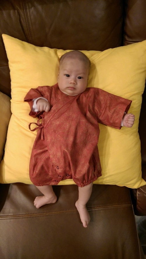 7. 신생아에게 생후 6개월짜리 전통의상을 입혀놨다.