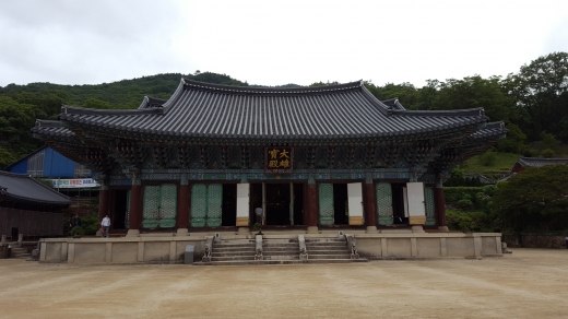 송광사의 대웅보전. 1983년부터 1990년까지 중수한 건축물이다. 기존의 대웅전이 1948년 여수 순천 사건과 6.25 전쟁때 불타버린 것을 새로이 만든 건물이다.