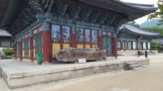 송광사 경내에 있는 ‘비사리구시’라고 불리는 커다란 나무 밥통. 쌀 7가마니, 4000명의 밥을 한 번에 담을 수 있다.