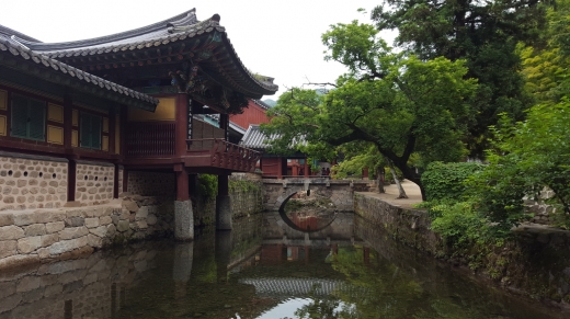 송광사 경내로 들어가는 삼청교와 우화각. 송광사 경내에서 가장 많은 관람객들이 붐비는 곳이다. 흘러가는 개울을 바라보고 있노라면 모든 잡념이 사라지는 듯하다.