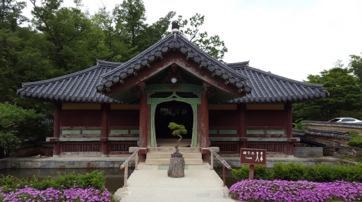 송광사에서 가장 유명한 해우소. 예전에는 바로 연못으로 용변이 떨어지는 구조였다. 현재의 건물은 1993년에 기존의 해우소를 증개축한 것이다.