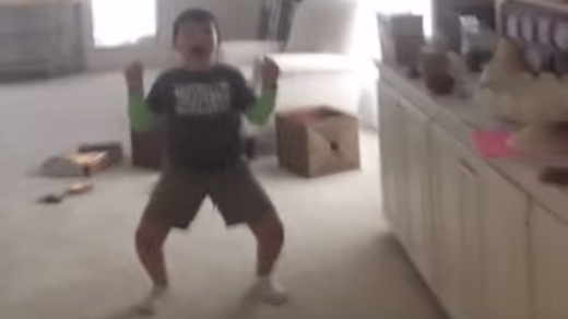 자신이 완치됐다는 소식을 이해하고 환호성을 지르는 벤.