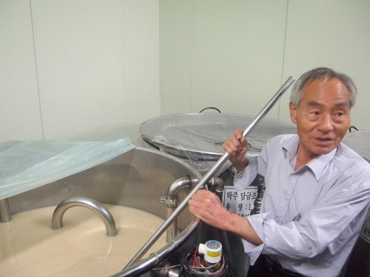 병영주조 김견식 대표가 막걸리 제조 방법과 과정을 설명해주고 있다. 오랜 세월 술 빚는 일을 업으로, 덕으로 삼아온 이의 은근한 자부심이 내비쳐졌다.