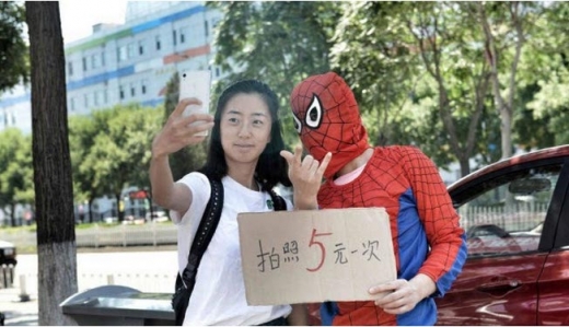 아들 치료비 마련을 위해 길거리에서 스파이더맨 복장 사진을 찍는 엄마 허씨.(사진=종투망）