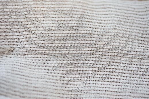 유전자 변형 누에가 생산한 거미줄 실크로 제작된 군용장갑(확대 모습)