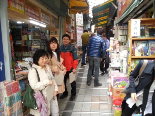 47개의 헌책방이 좁다란 골목 양쪽으로 빼곡하다. 이 골목만 대충 어슬렁거려도 묵은 책의 기운과 냄새로 머리가 맑아질 수 있다.