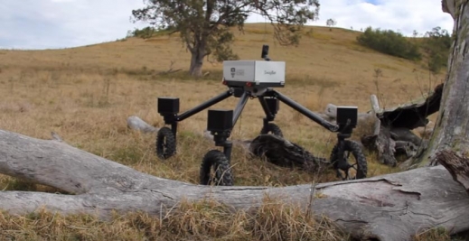 스웩봇은 호주 평원의 특성상 놓여있는 통나무, 바위 등 갖은 장애물을 지나다니는데도 어려움이 없다.(사진=Australian Centre for Field Robotics)