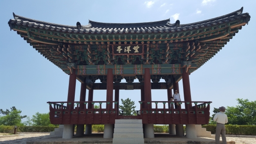 망양정(望洋亭)의 모습. 이곳은 망양정해수욕장 남쪽의 바닷가 언덕 위에 자리 잡고 있어 동해를 한눈에 굽어볼 수 있다.