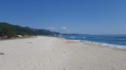 울진 망양 해수욕장의 모래사장. 백사장 길이는 450m로, 울진읍에서 동남쪽으로 5km 떨어진 곳에 있다. 이곳은 인근 동해안의 해수욕장과는 달리 수심이 비교적 얕고 폭이 좁다. 다만, 파도가 센 편이어서 해양 스포츠에 적합한 곳이다.