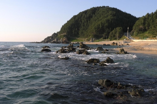 울진 망양 해수욕장은 특이하게도 모래사장과 더불어 여러 바위들이 있어 낚시를 하는 사람들에게도 인기가 좋다.