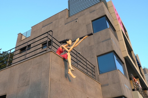 울진 망양 해수욕장의 한  건물에 있는 조형물. 멀리 바다 해돋이를 바라보는 이 모습은 망양해수욕장의 특징을 고스란히 드러내주고 있다.