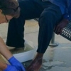 앞 못보는 노숙인 발 씻겨주는 경찰관