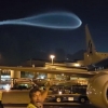 美공항 위를 날아가는 ‘푸른빛 UFO’ 포착…정체는?