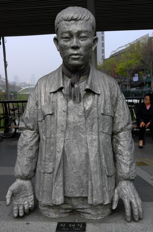 광장시장 가는 길에 있는 전태일 열사(1948~1970)의 흉상. “근로기준법을 준수하라! 우리는 기계가 아니다! “라며 외치며 분신한 그의 외침은 아직도 동대문에 울려 퍼진다. 전태일도 어린 시절 광장시장 안 사과궤짝 위에서 잠을 자며 장사를 했다.