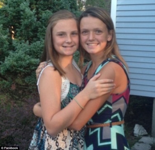 케일라(오른쪽)와 그녀의 여동생.