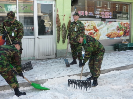 사단장 시절 사병들과 함께 제설 작업 중인 전인범 장군(오른쪽)의 모습이다. 사진찍기용 보여주는 이벤트가 아니라는 것이 그의 진정성을 돋보이게 하는 대목이었다. (사진=이기자부대 제공)